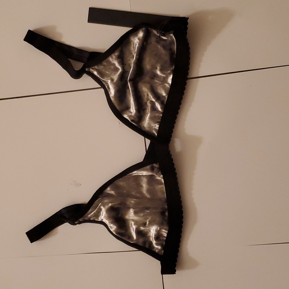 New with tags House of Widow stretchy velvet Bikini top size L